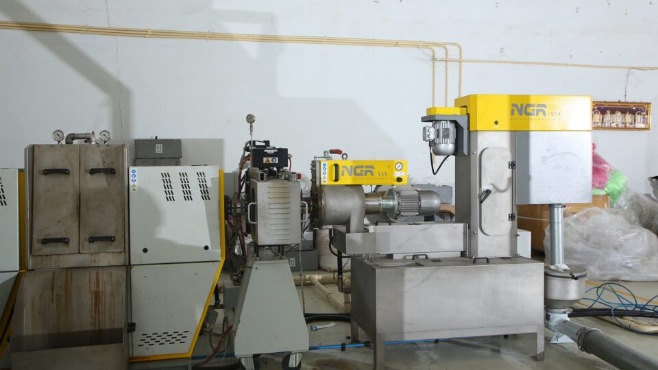 High-performance filtration and venting of plastic melt