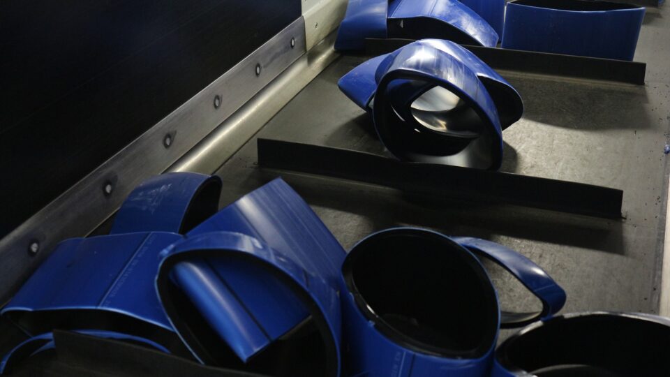 PE rings drop onto the conveyor belt and are quickly processed into pellets