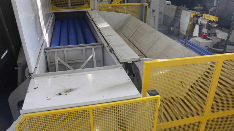 An hydraulic balde cuts PE pipe in rings to varibaly adjsutable lenghts