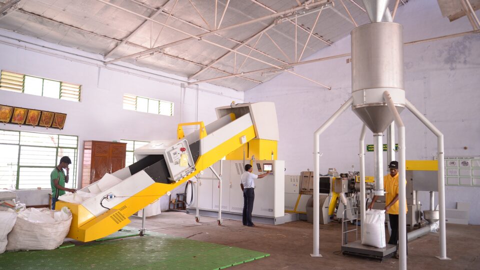 Lesen Recycling-Maschine generiert hochwertiges Granulat aus jeder Form von Kunststoffabfall Einmal konfiguriert, justiert sich die Maschine vollautomatisch selbst