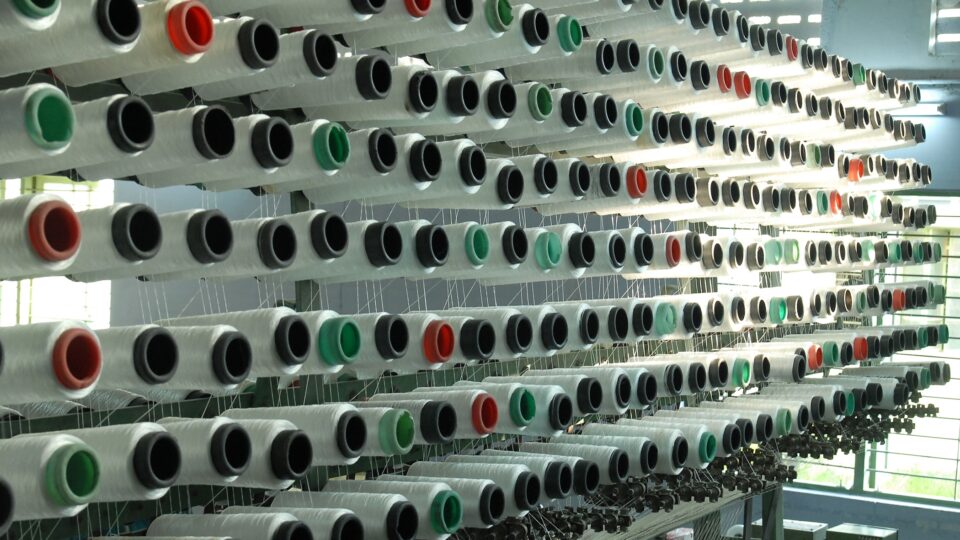 Unzählige Spulen versorgen die Maschinen Garn