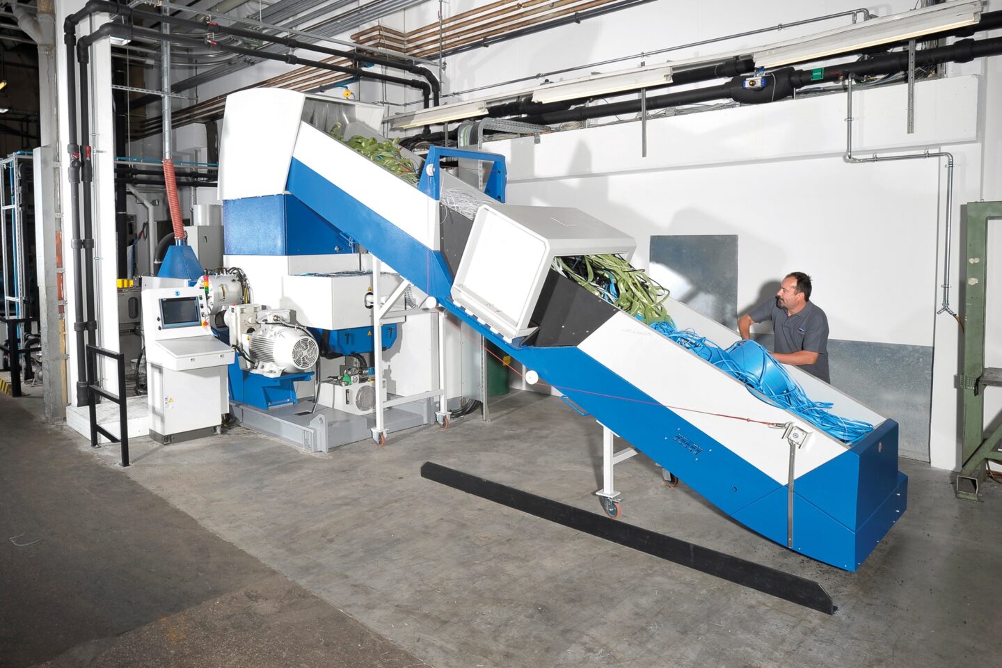 New system in operation; the machine was designed in the Teufelberger company colors as requested.