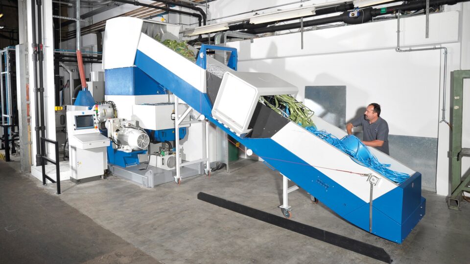 read A new system for Teufelberger New system in operation; the machine was designed in the Teufelberger company colors as requested.